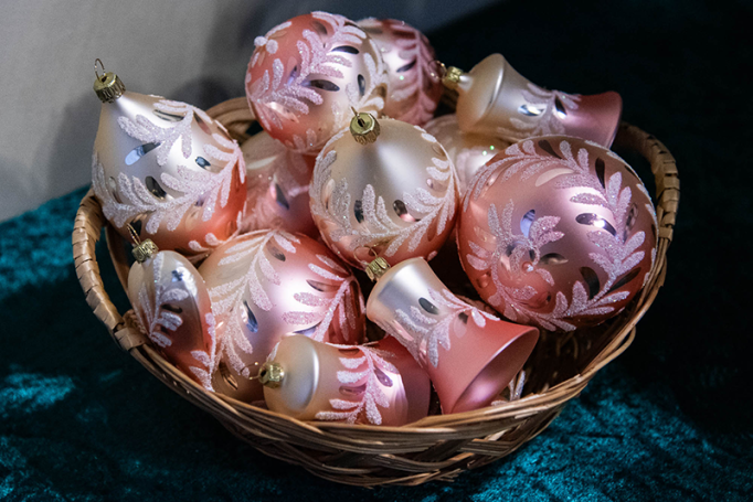 Christmas ball pink-champagne pattern | Glavena Basket with christmas ornaments in pink-champagne pattern