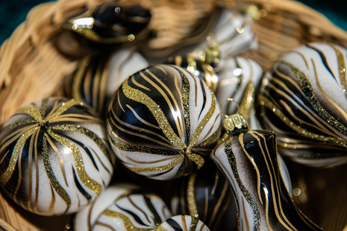 Mouthblown christmas ornaments black-white zebra pattern | Glavena Christmas baubles with zebra pattern in black-white with gold glitter
