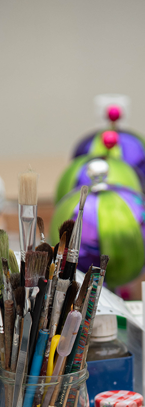 Workstation in the worksop | Glavena Workstation in the workshop with brushes and Ornaments